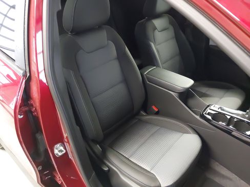 Used 2025 Chevrolet Trax LT w/ Driver Confidence Package FWD image 28