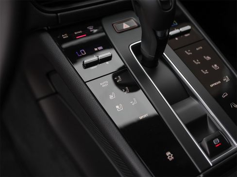 Used 2025 Porsche Macan image 24