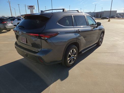 Used 2024 Toyota Highlander XLE image 5