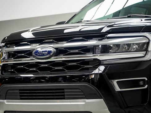 Used 2024 Ford Expedition Limited AWD/4WD image 2