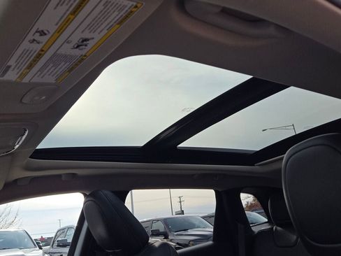 Used 2017 Jeep Cherokee Limited image 23