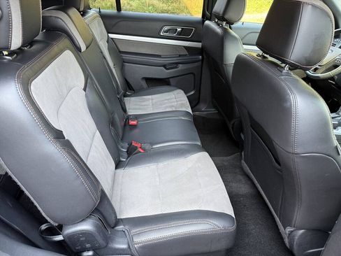 Used 2017 Ford Explorer XLT w/ Equipment Group 202A AWD/4WD image 18