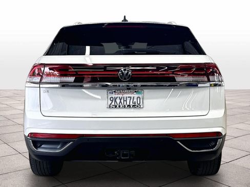 Used 2024 Volkswagen Atlas Cross Sport SE w/ Panoramic Sunroof Package FWD image 8