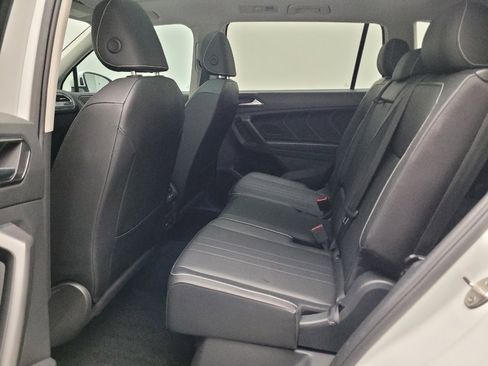 Used 2023 Volkswagen Tiguan SE w/ Panoramic Sunroof Package FWD image 18