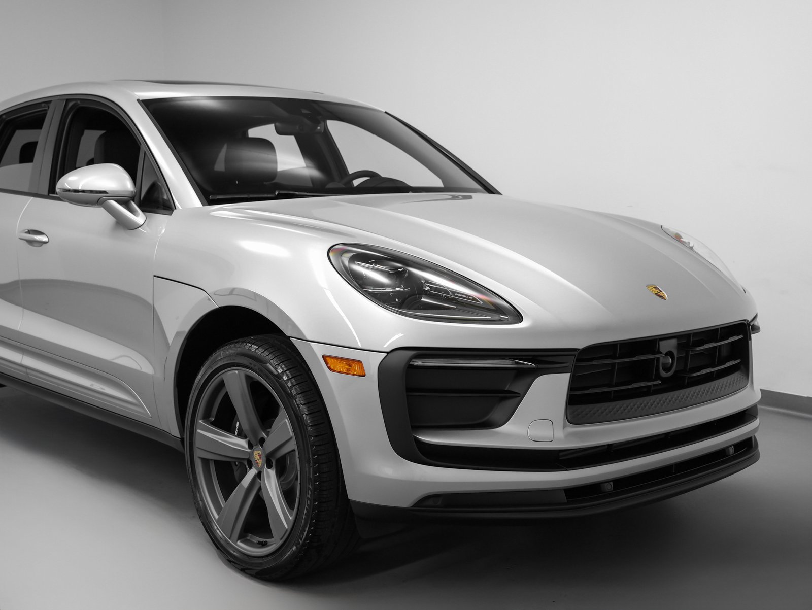 Certified 2025 Porsche Macan AWD/4WD image 9