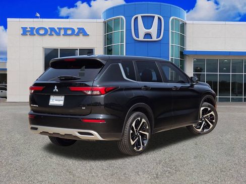 Used 2023 Mitsubishi Outlander SE FWD image 3