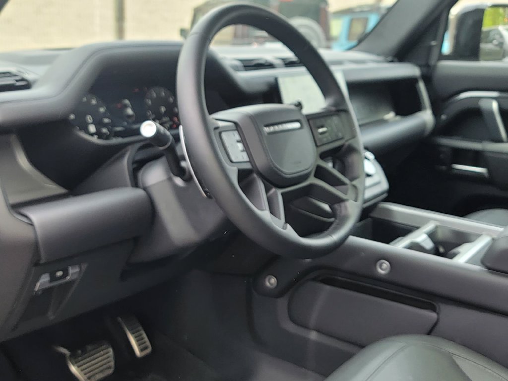 Used 2025 Land Rover Defender 110 V8 AWD/4WD image 13