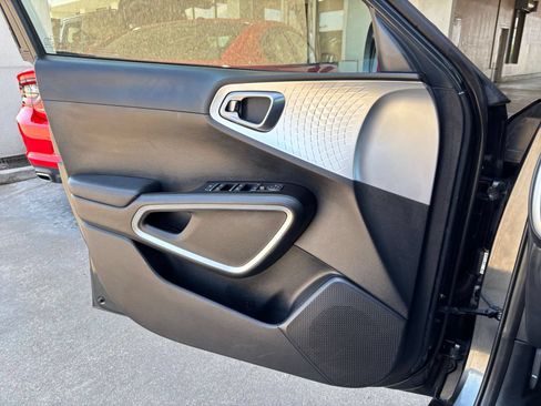 Used 2025 Kia Soul LX w/ LX Technology Package FWD image 18