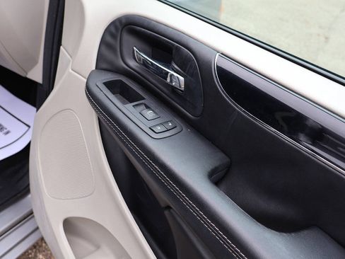 Used 2017 Dodge Grand Caravan SXT FWD image 21