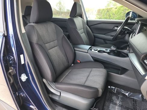 Used 2025 Nissan Rogue SV image 15