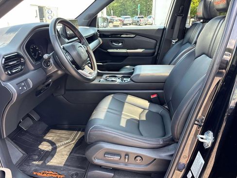 Used 2025 Honda Pilot TrailSport image 12