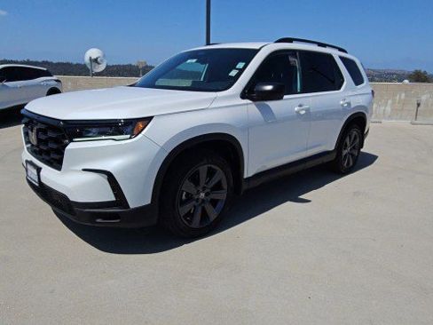 Used 2025 Honda Pilot Sport image 4