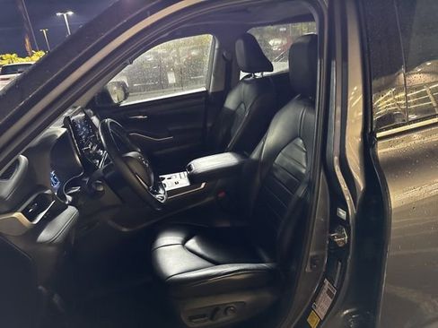 Used 2021 Toyota Highlander XLE image 14