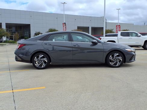 Used 2025 Hyundai Elantra SEL FWD image 4