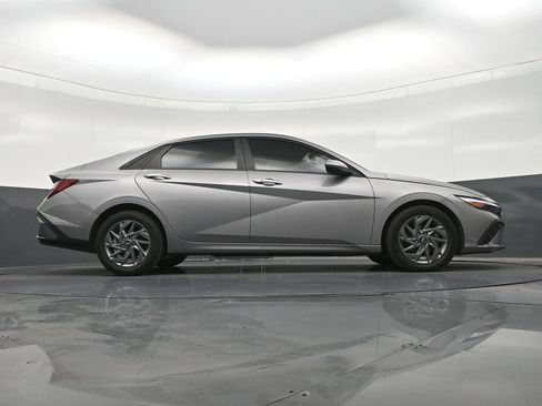 Used 2024 Hyundai Elantra SEL FWD image 28
