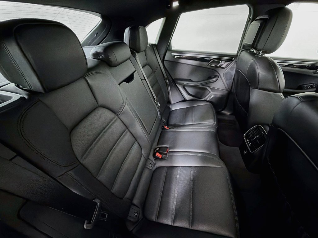 Certified 2023 Porsche Macan AWD/4WD image 29
