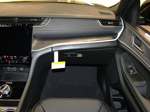 New 2025 Jeep Grand Cherokee Limited w/ Luxury Tech Group II image 31