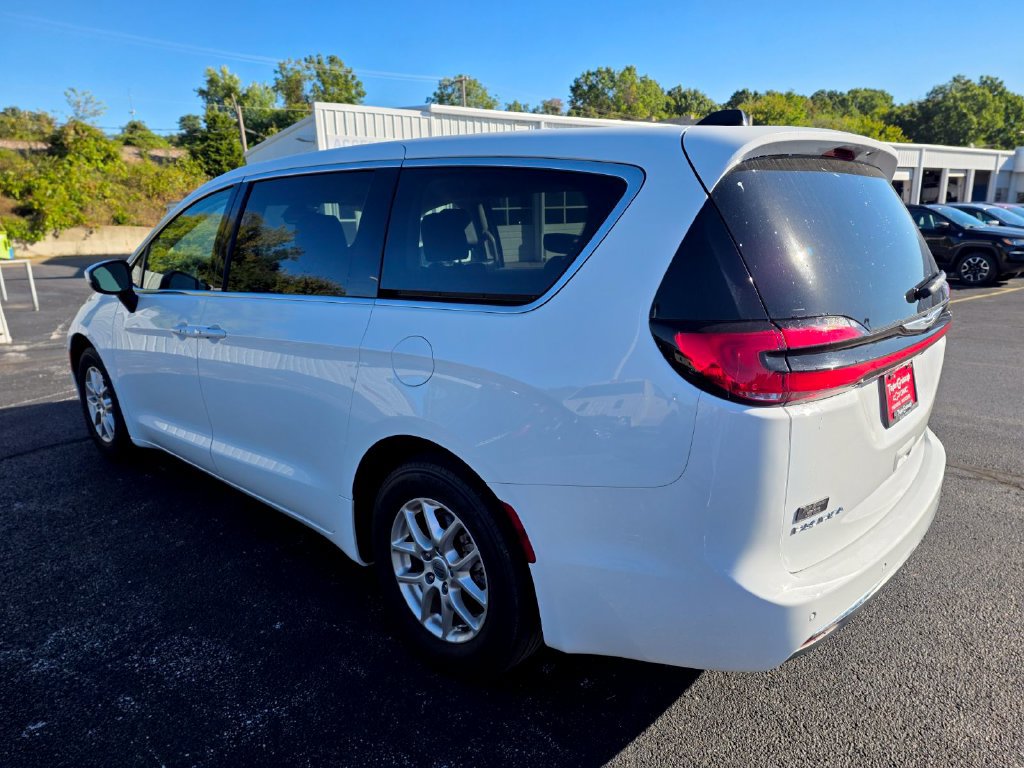 Used 2023 Chrysler Pacifica Touring-L FWD image 6