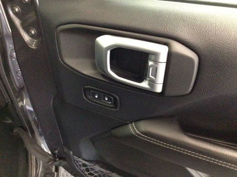 Used 2018 Jeep Wrangler Unlimited Sahara AWD/4WD image 7