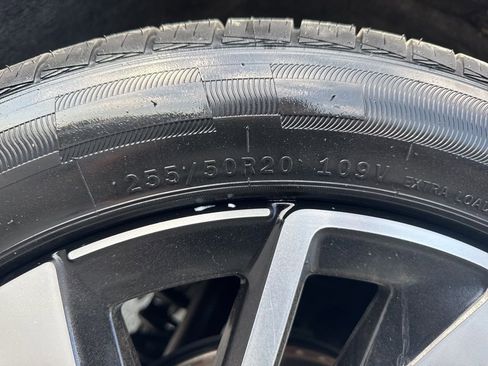 Used 2025 Volkswagen Atlas SE image 30