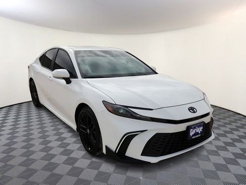 Used 2025 Toyota Camry SE image 6