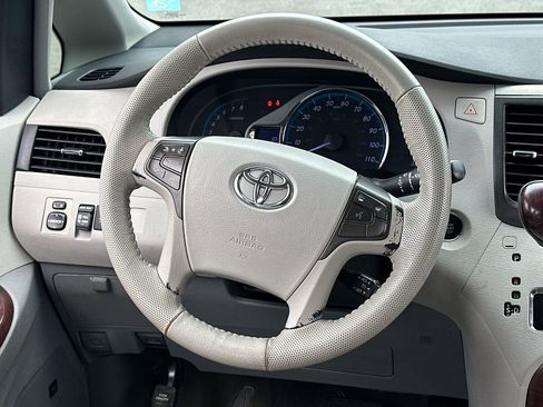 Used 2011 Toyota Sienna XLE image 17