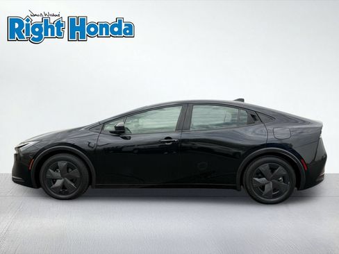 Used 2025 Toyota Prius LE FWD image 3