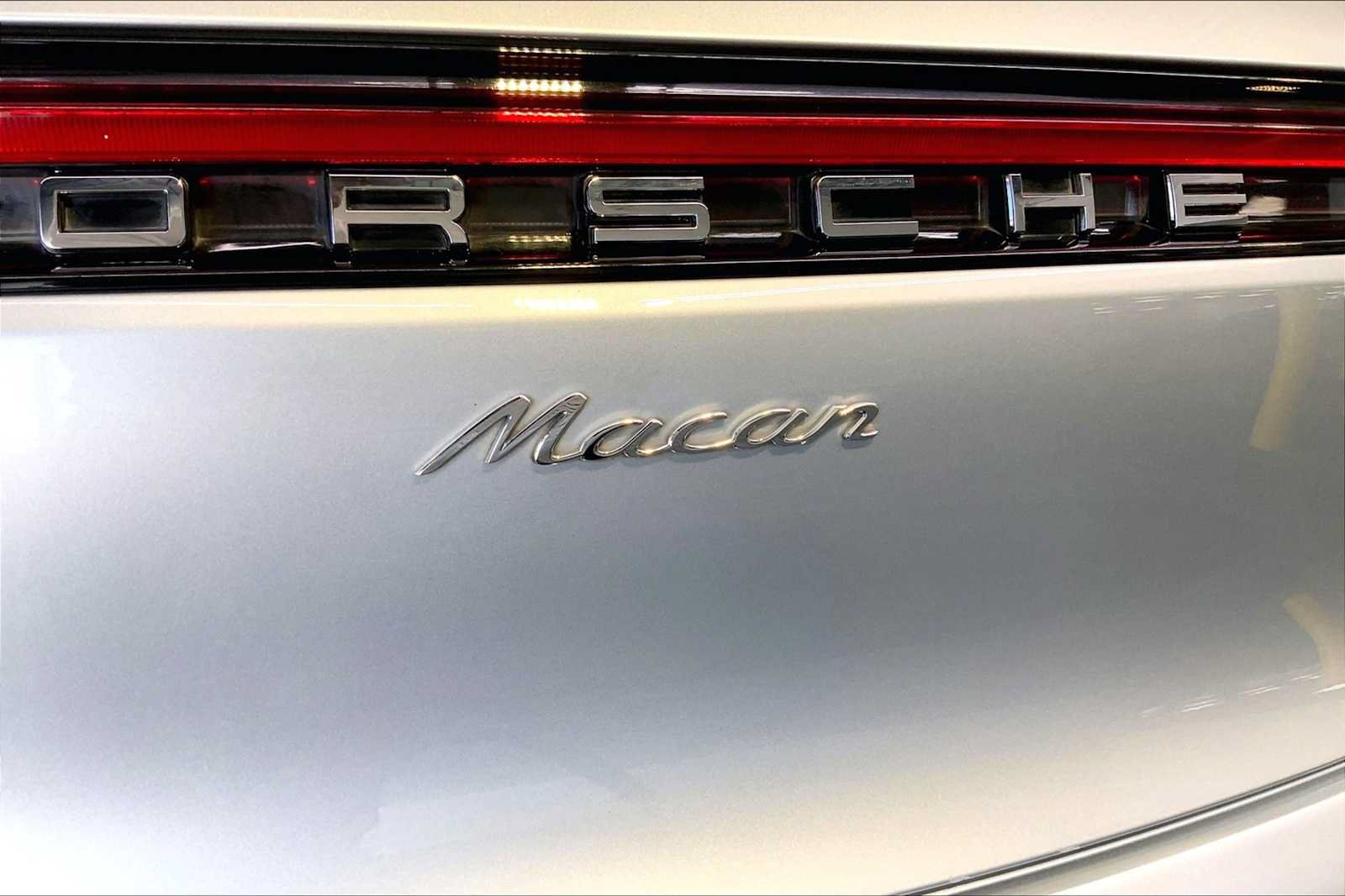Certified 2023 Porsche Macan AWD/4WD image 35