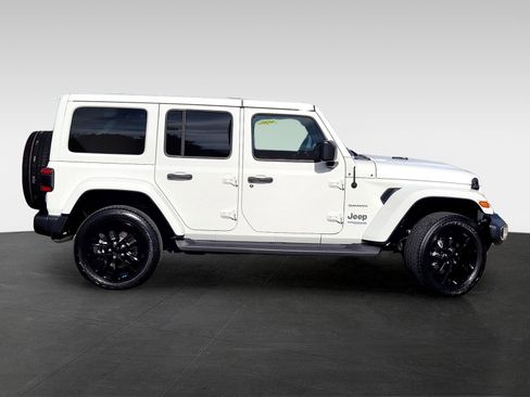 Used 2022 Jeep Wrangler Unlimited Sahara w/ Cold Weather Group image 3