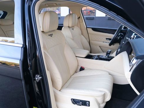 Used 2018 Bentley Bentayga image 32