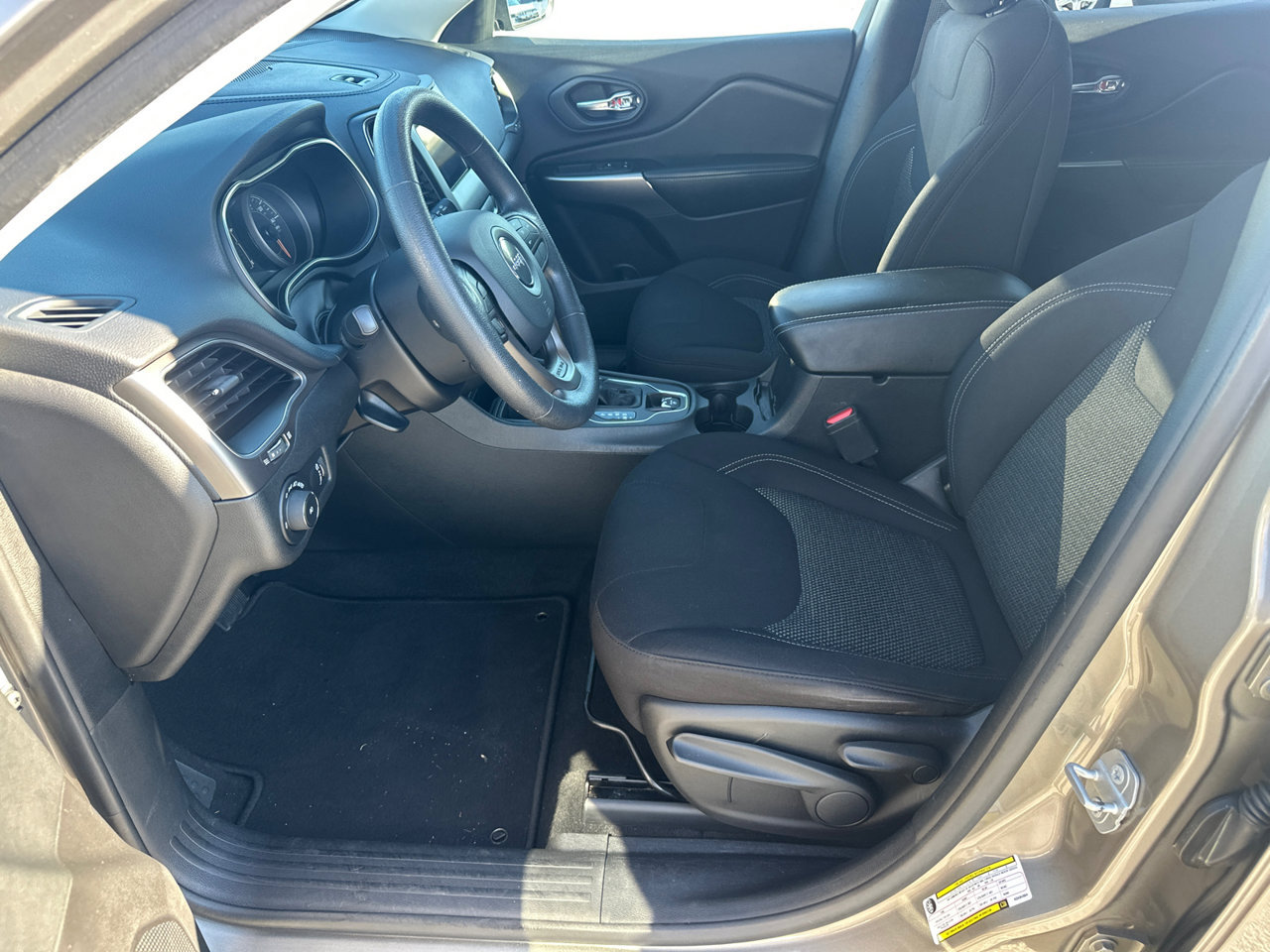 Used 2019 Jeep Cherokee Latitude w/ Popular Appearance Group FWD image 9