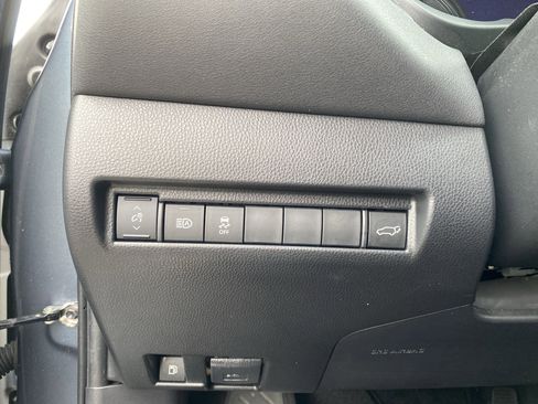 Used 2022 Toyota Venza XLE image 17