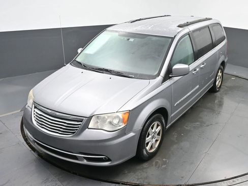 Used 2013 Chrysler Town & Country Touring image 33