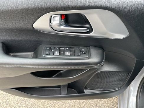 Used 2019 Chrysler Pacifica Touring Plus w/ S Appearance Package image 18