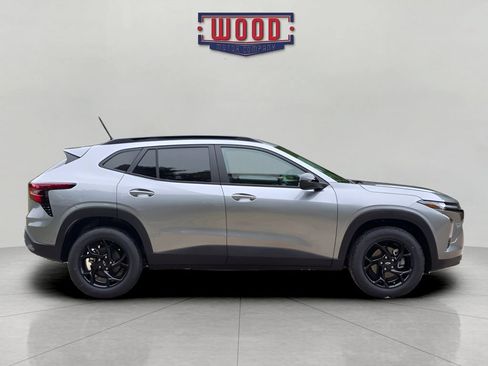 New 2026 Chevrolet Trax LT w/ Midnight Edition FWD image 2