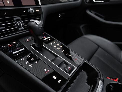 Certified 2025 Porsche Macan Turbo AWD/4WD image 24