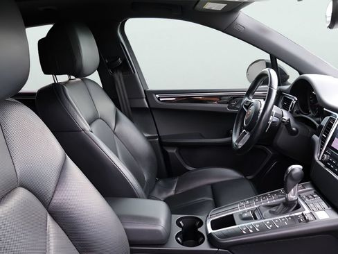 Used 2018 Porsche Macan AWD/4WD image 9