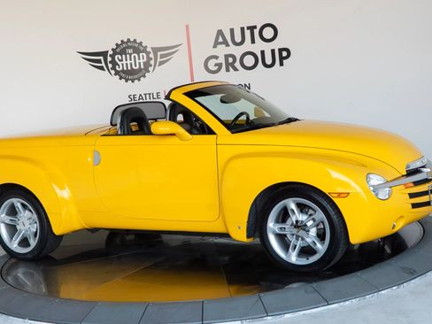 Used 2006 Chevrolet SSR w/ Preferred Equipment Group RWD image 13