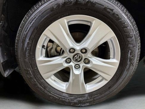 Used 2021 Toyota RAV4 XLE w/ Convenience Package image 32