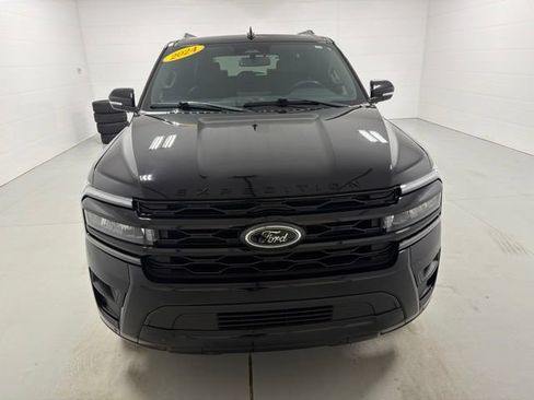 Used 2024 Ford Expedition Limited AWD/4WD image 3