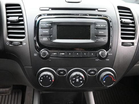 Used 2017 Kia Forte LX image 15