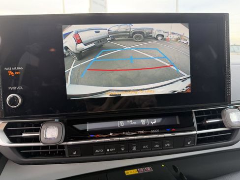 Used 2025 Toyota Sienna XLE image 30