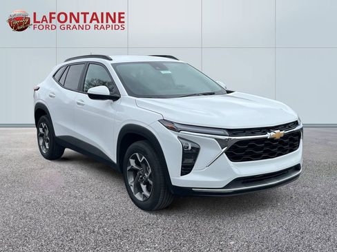 Used 2025 Chevrolet Trax LT FWD image 3