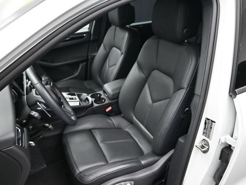 Used 2025 Porsche Macan AWD/4WD image 8