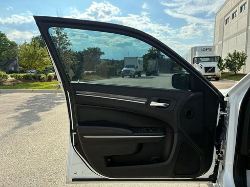 Used 2021 Chrysler 300 Touring RWD image 11