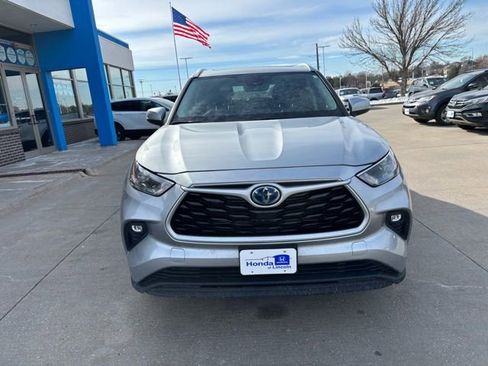 Used 2023 Toyota Highlander XLE image 2