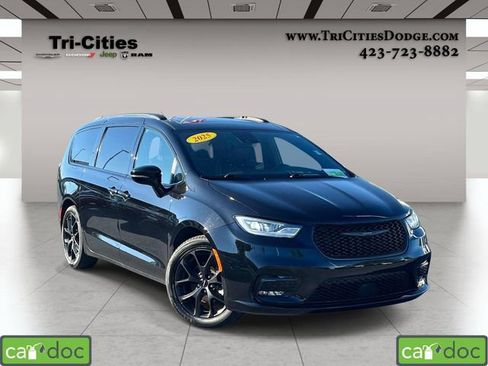 Used 2025 Chrysler Pacifica Limited FWD image 1