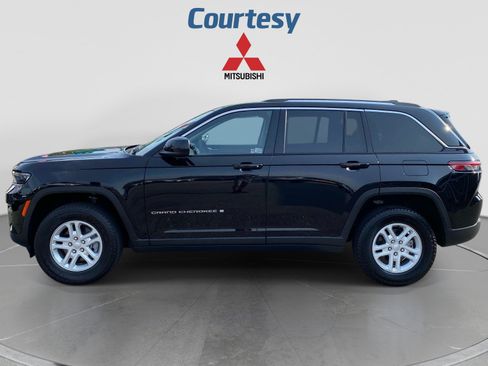 Used 2023 Jeep Grand Cherokee Laredo AWD/4WD image 2