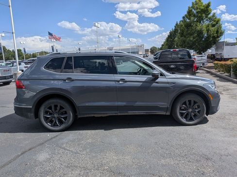 Used 2022 Volkswagen Tiguan SE w/ Panoramic Sunroof Package AWD/4WD image 2