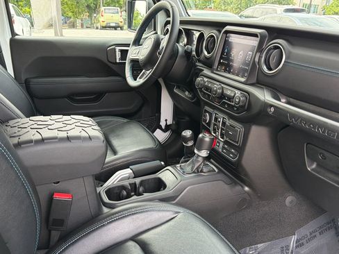 Used 2022 Jeep Wrangler Unlimited Rubicon 4xe w/ Cold Weather Group AWD/4WD image 13